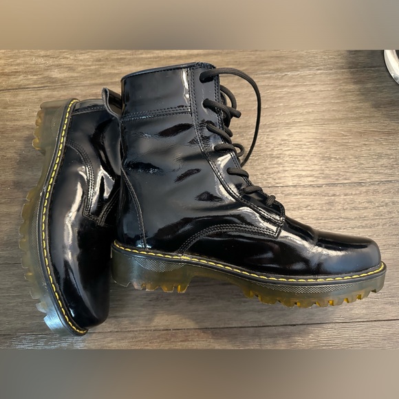 Woman’s Black Patent Leather Laced Boots - Size 40 - Picture 4 of 15